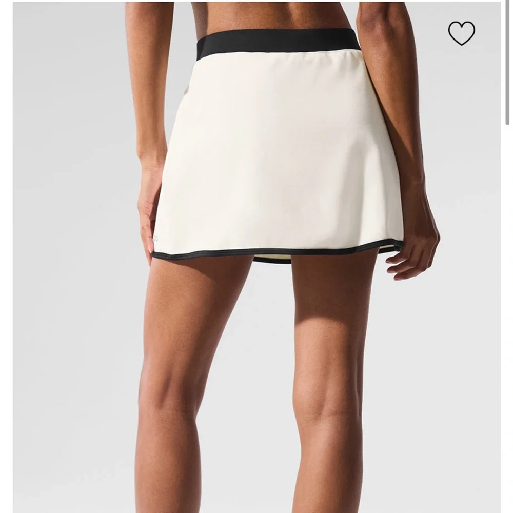 alo yoga Airbrush Streamlined Skirt Ivory/Beige